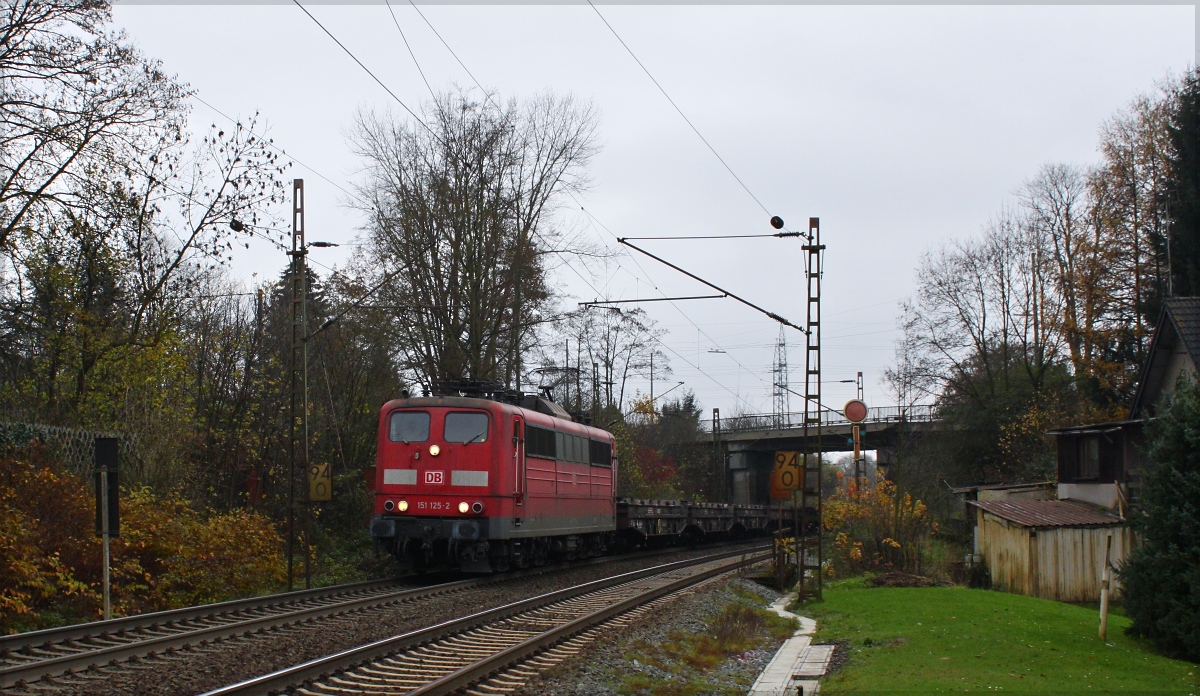 151 125 mit leerem Coilzug in Richtung Hagen am 15.11.14 in Eichen 