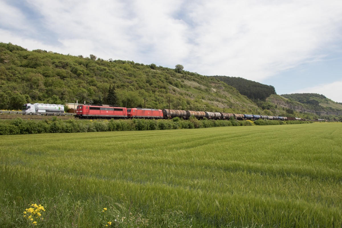 151 135 und 185 xxx von Wrzburg kommend mit einem gemischten Gterzug. aufgenommen am 15. Mai 2015 kurz vor Karlstadt.