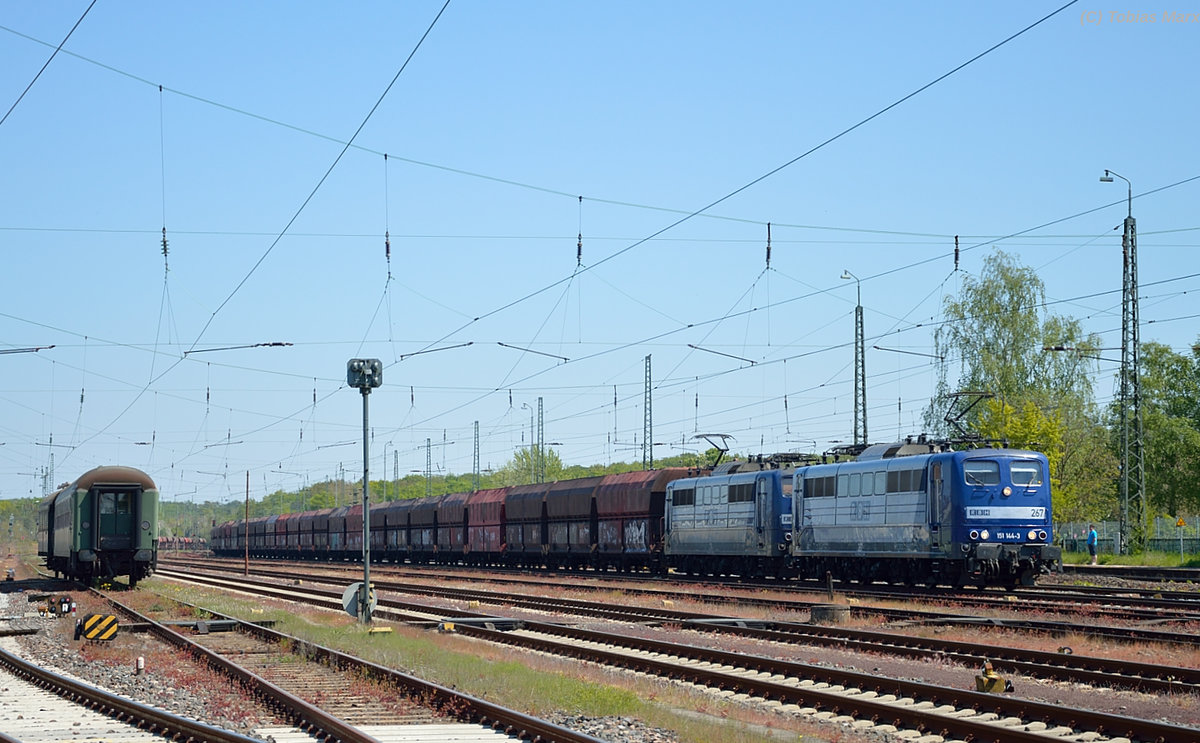 151 144-3 und 151 127-8 (RBH) bei der Durchfahrt durch Darmstadt-Kranichstein am 07.05.2016 