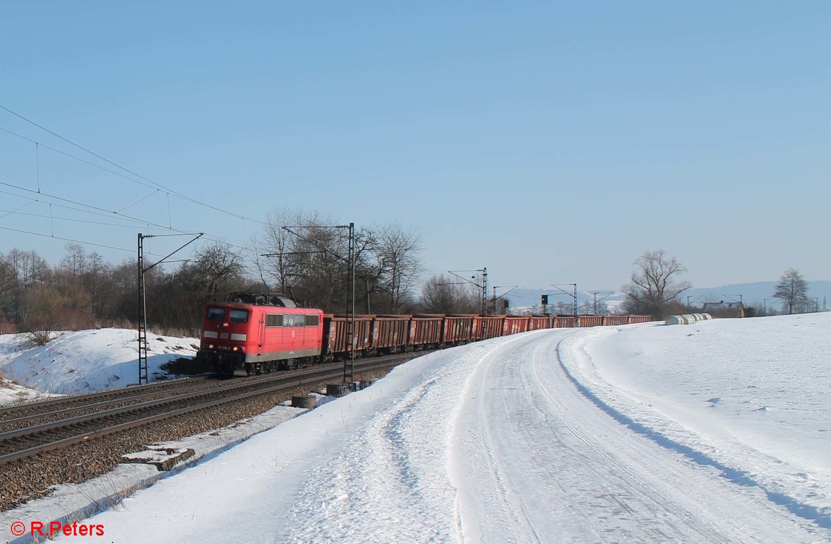 151 150-0 zieht bei Pölling ein Güterzug aus Eanos-Wagen. 26.01.17