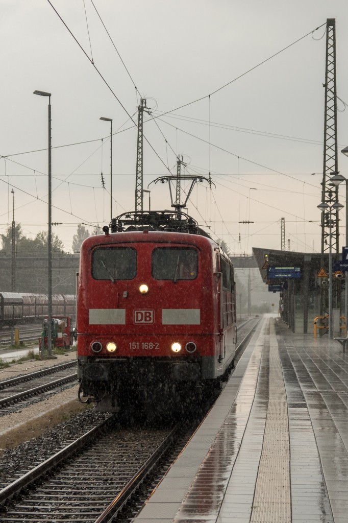 151 168-2 durchfhrt am 11. September 2015 den Bahnhof von Rosenheim.