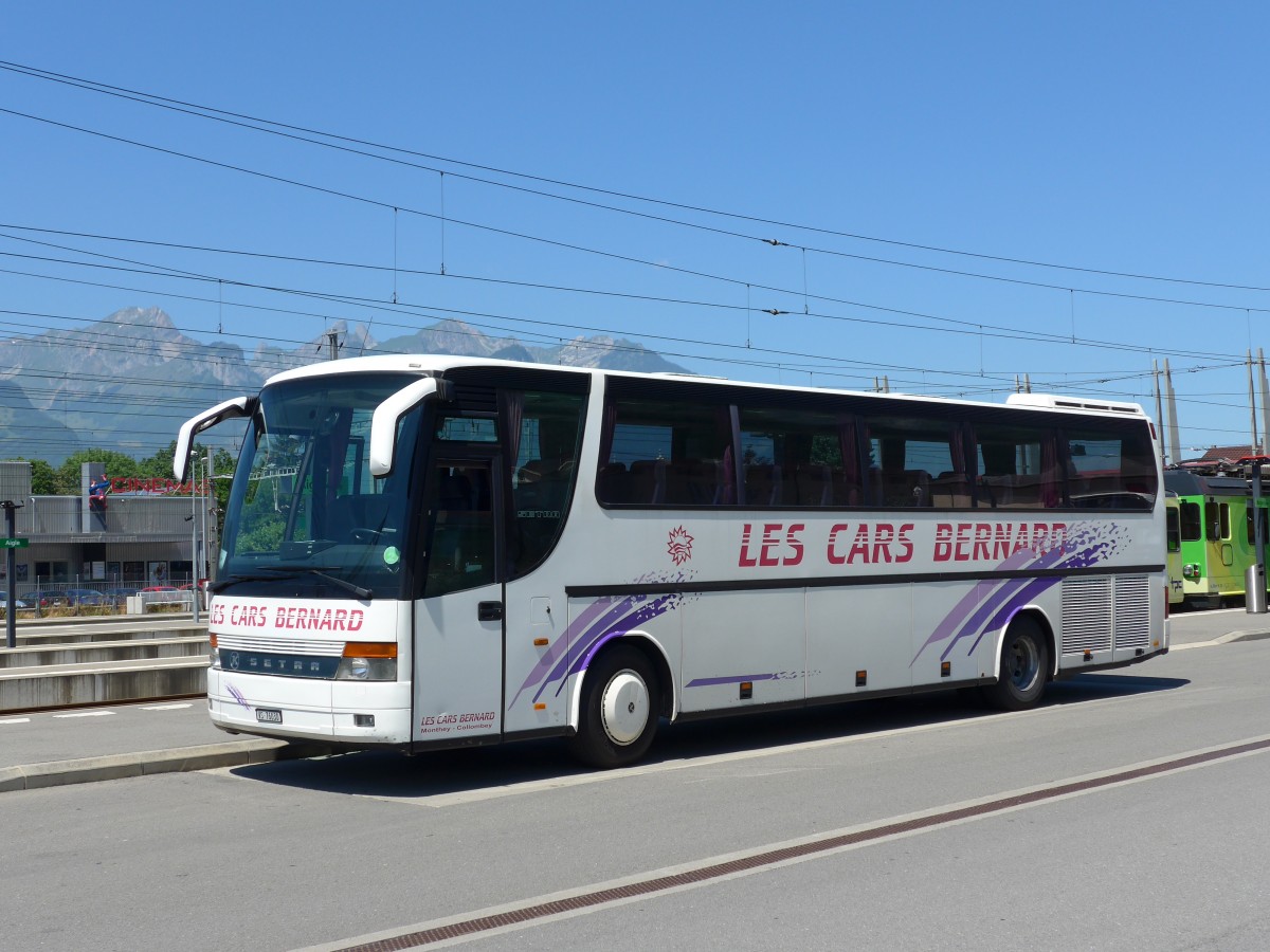 (151'720) - Bernard, Monthey - VS 76'030 - Setra am 21. Juni 2014 beim Bahnhof Aigle