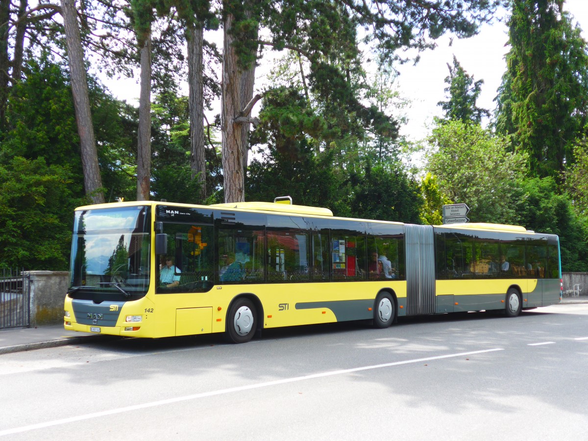 (151'775) - STI Thun - Nr. 142/BE 801'142 - MAN am 22. Juni 2014 in Oberhofen, Wichterheer Gut