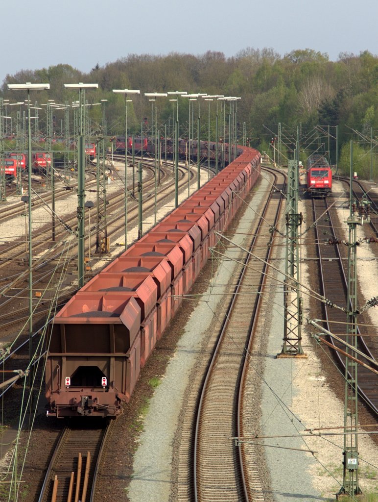 151er Doppel mit einem beladenen Faals Ganzzug sowie einige 185ziger aufgenommen in Maschen am Gbf. 28.04.12