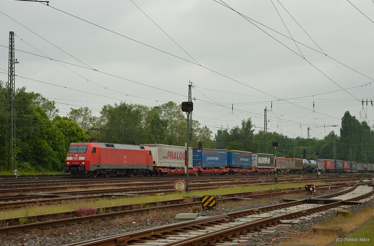 152 005 bei der Durchfahrt durch Darmstadt-Kranichstein am 25.05.2016