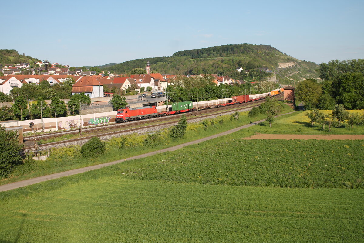 152 017-0 zieht mit einem Containerzug durch Retzbach-Zellingen. 11.05.24