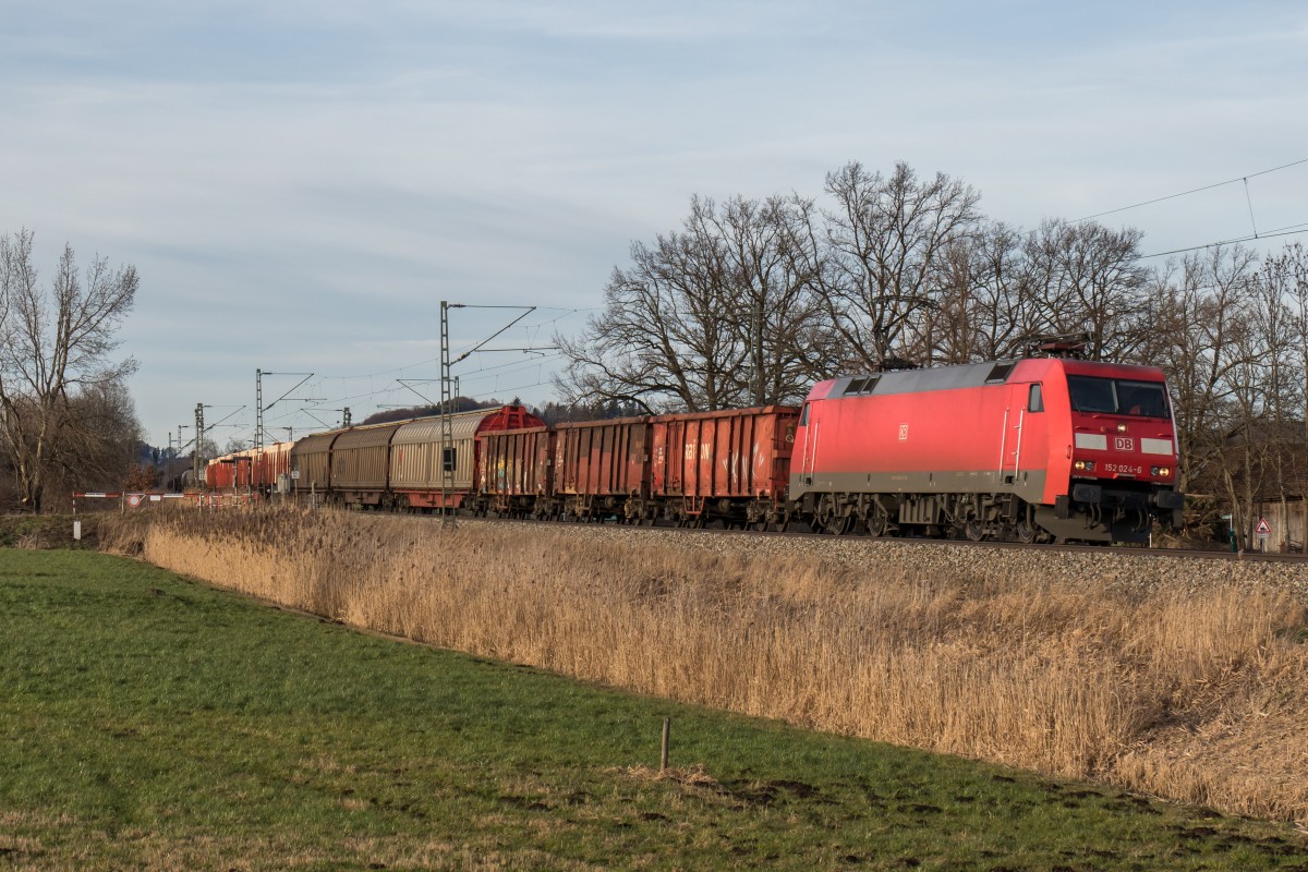 152 024-6 mit einem gemischten Gterzug am 6. Februar 2016 bei Weisham.