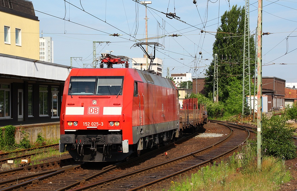 152 025-3 kam mit einem sehr langen Mischer durch den Bremer Hbf gefahren. 30.06.12