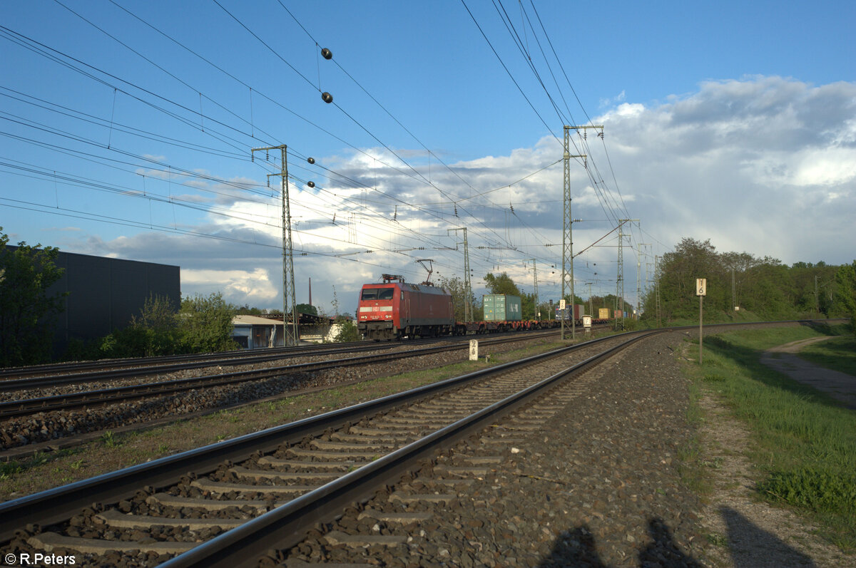 152 030-3 mit einem sperrlich beladenen Containerzug in Nürnberg Hohe Marter. 18.04.24