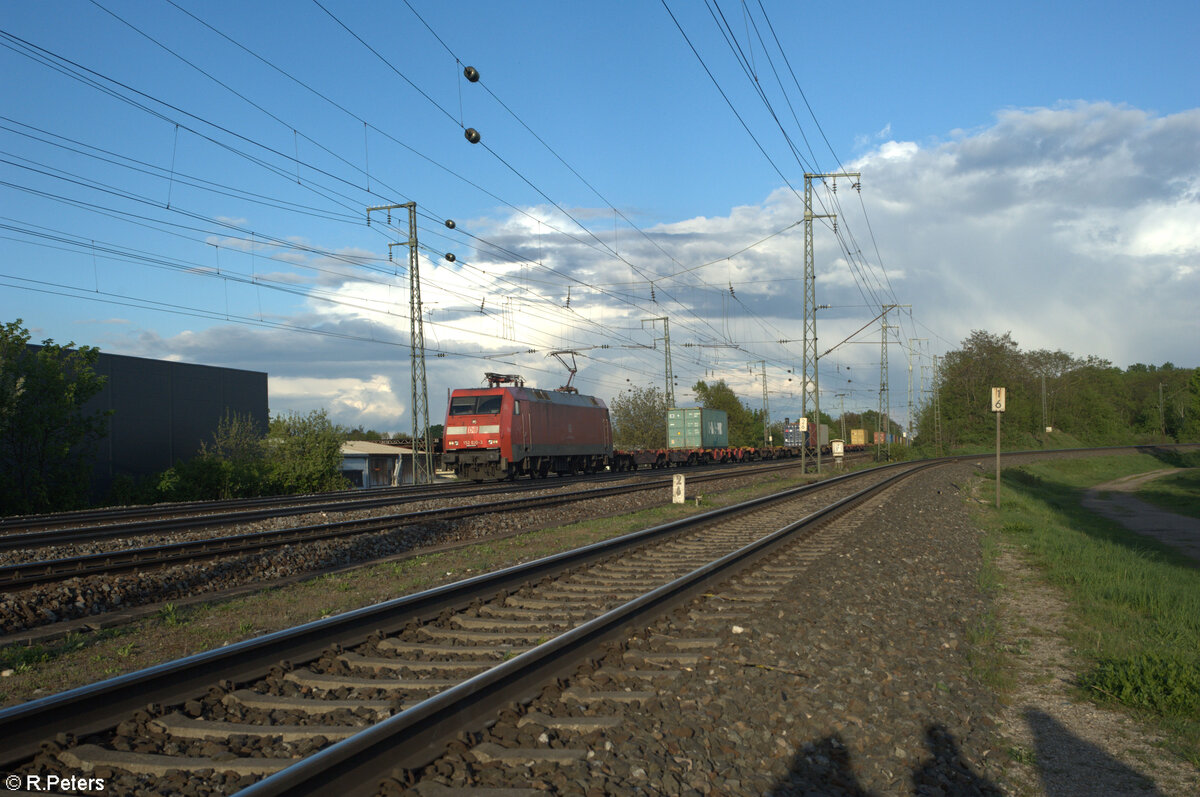 152 030-3 mit einem sperrlich beladenen Containerzug in Nürnberg Hohe Marter. 18.04.24