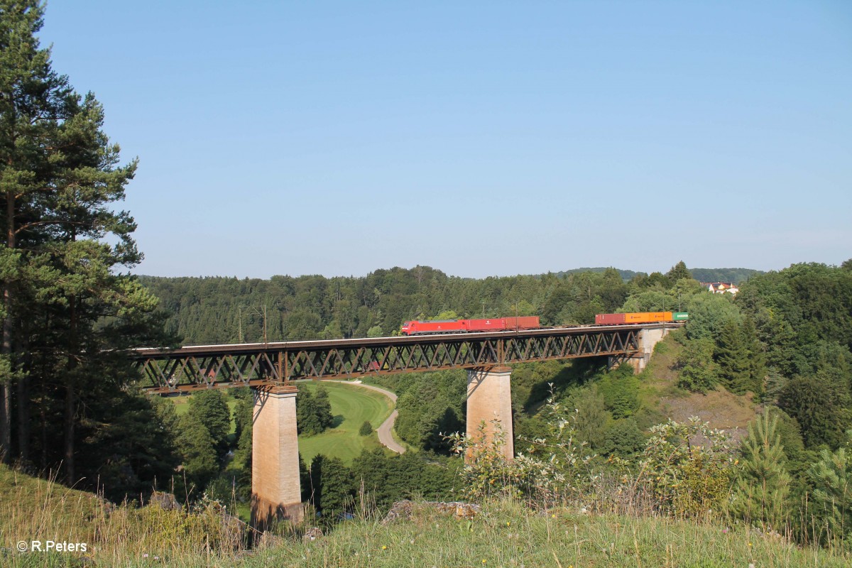 152 033-7 überquert das Viadukt von Beratzhausen mit einem Containerzug. 25.07.14