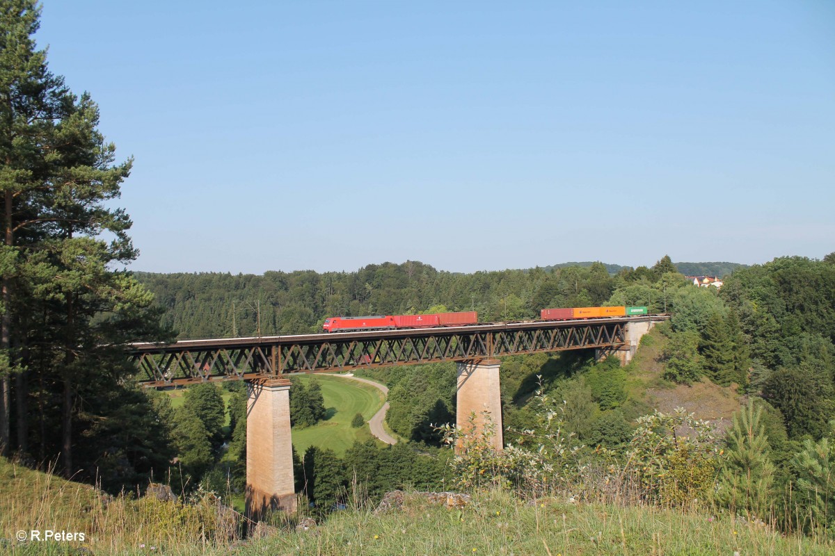 152 033-7 überquert das Viadukt von Beratzhausen mit einem Containerzug. 25.07.14