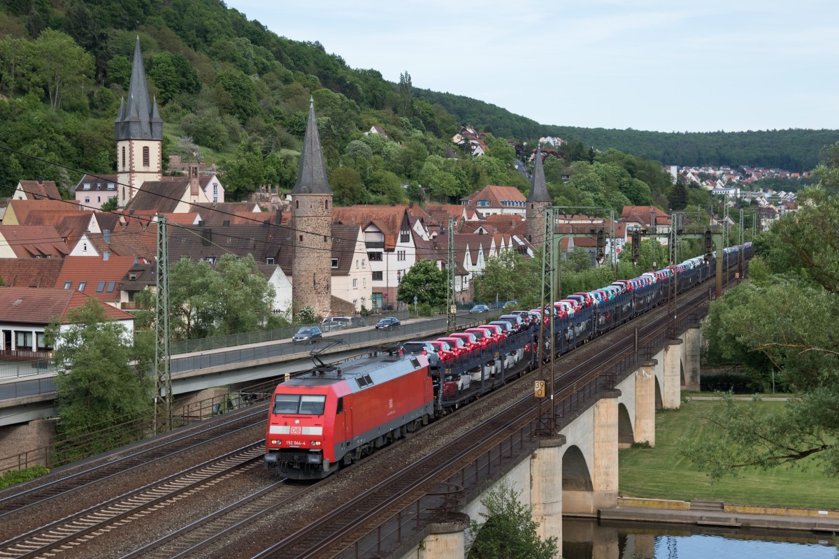 152 044-4 durchfhrt am 15. Mai 2015 mit einem Autozug die Ortschaft Gemnden am Main.