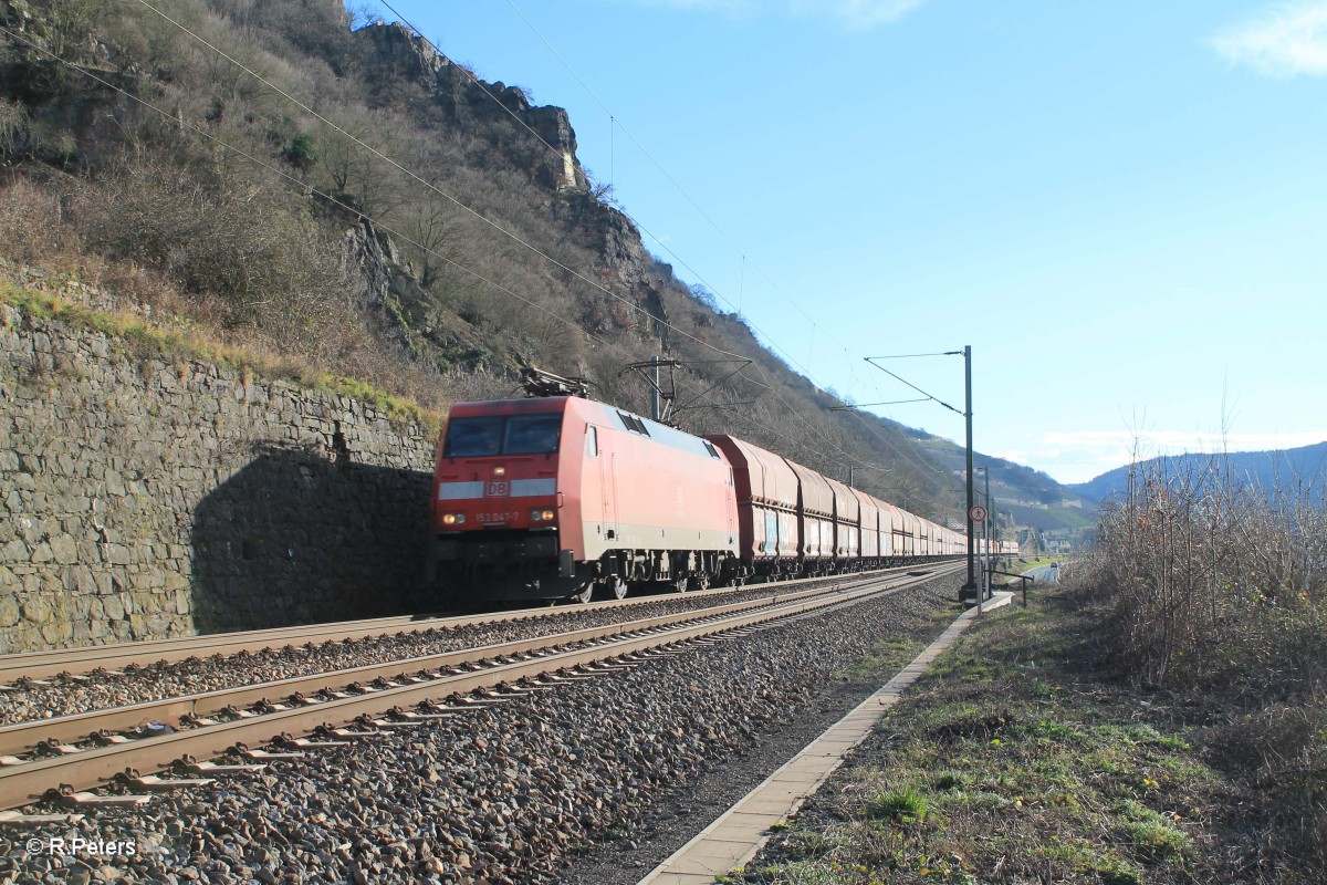 152 047-7 mit einem Kohlezug hinter Assmannshausen. 13.01.15