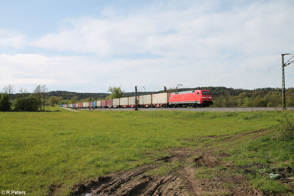 152 050-1 mit einem Containerzug bei Pölling gen Süden. 28.04.24