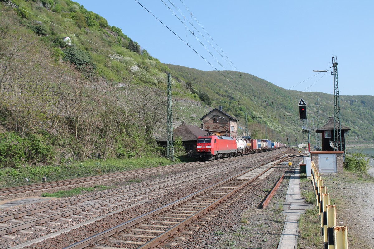152 060-0 erreicht Kaub mit einem KLV-Zug. 22.04.15