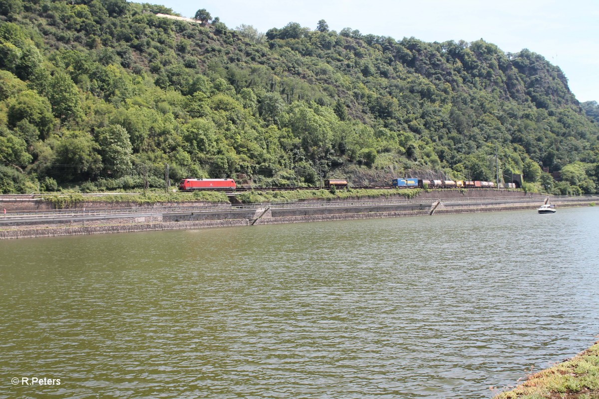 152 074 mit dem Wechselpritschenzug zwischen Loreley Tunnel und St. Goarshausen. 18.07.14