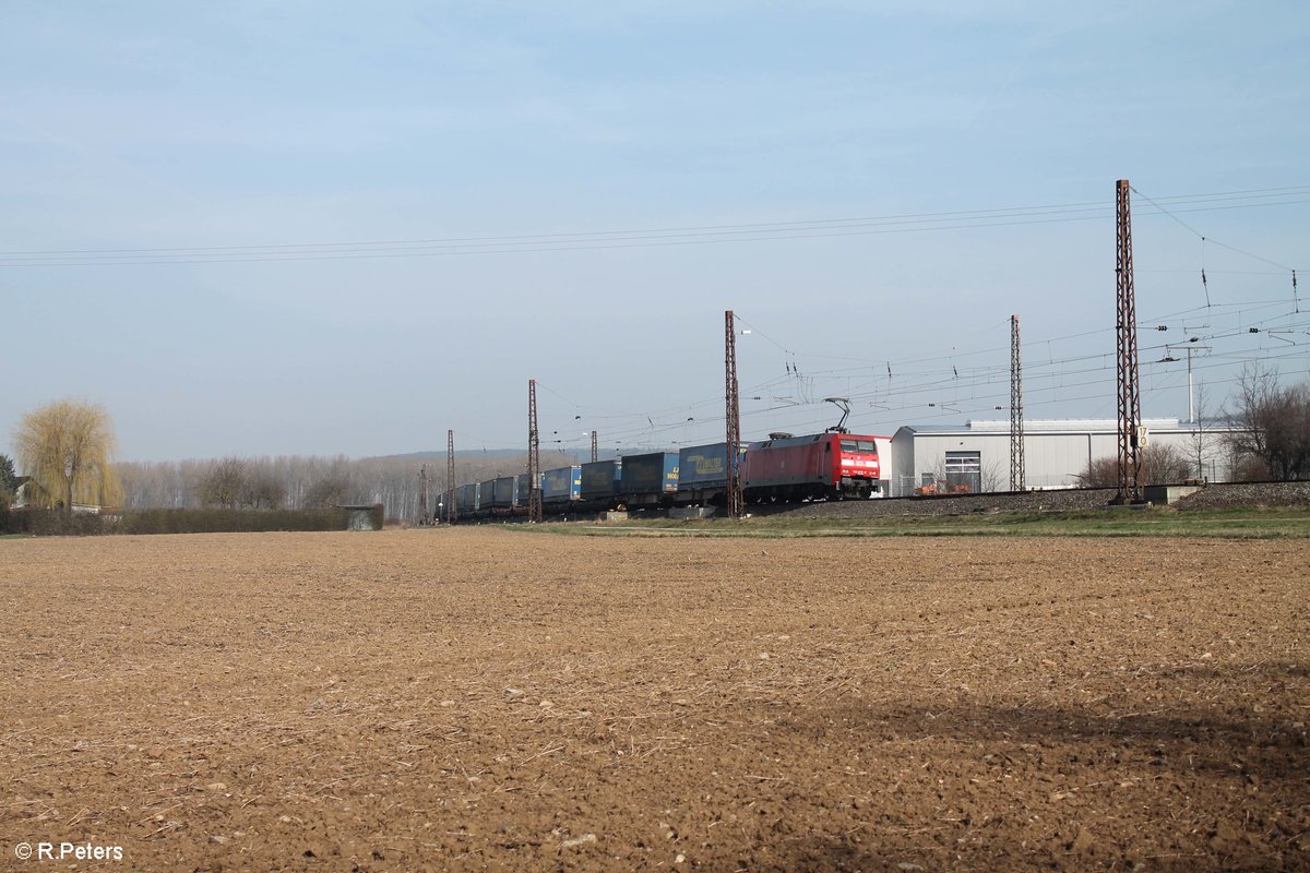 152 076-6 zieht ein LKW-Walter Wechselpritschenzug durch Retzbach-Zellingen.16.03.17