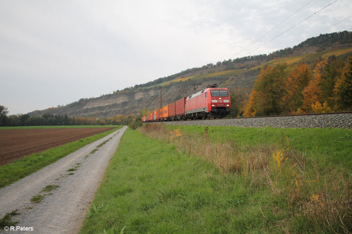 152 079-0 zieht bei Thüngersheim mit einem Containerzug in Richtung Süden. 20.10.24