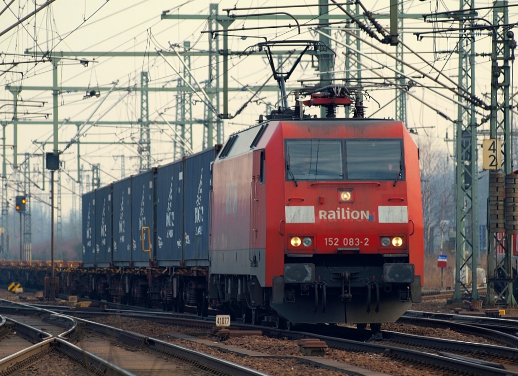 152 083-2 mit Containerzug aufgenommen in HH-Harburg am 26.02.2011