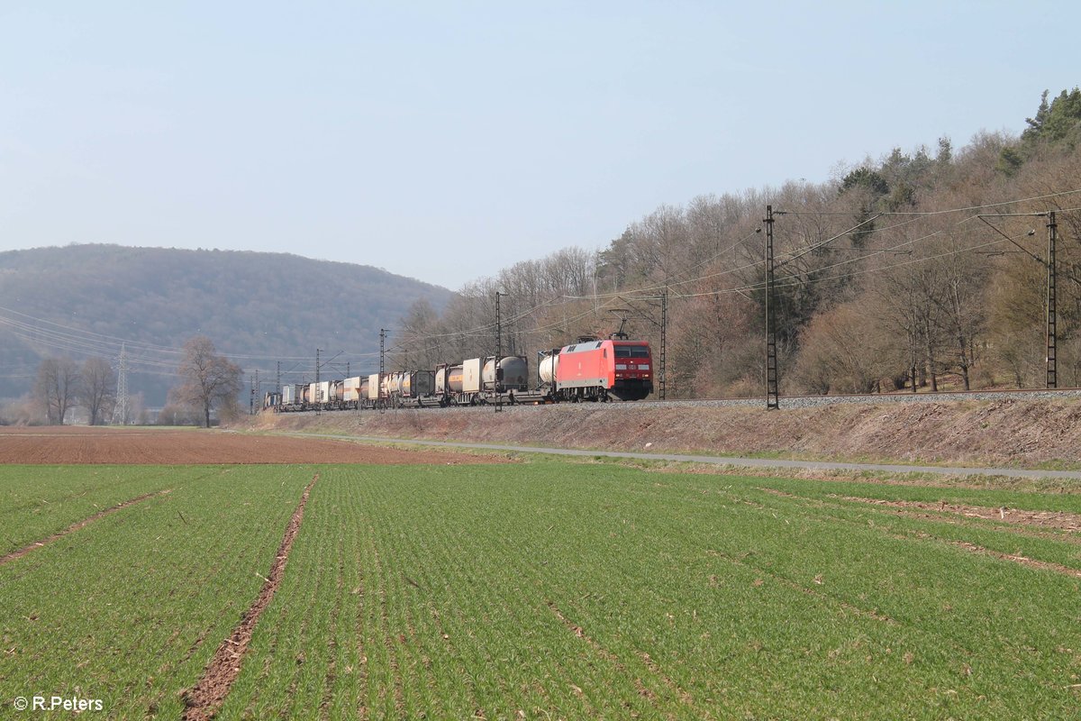 152 097-2 zieht bei Gambach ein gemischten Güterzug durchs Maintal. 16.03.17