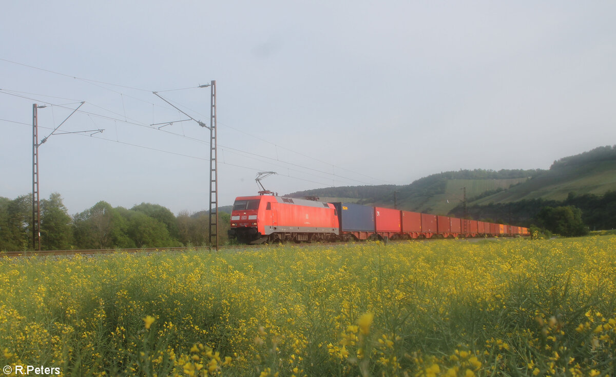 152 106-1 zieht am 11.05.24 mit einem Containerzug bei Himmelstadt gen Süden. 