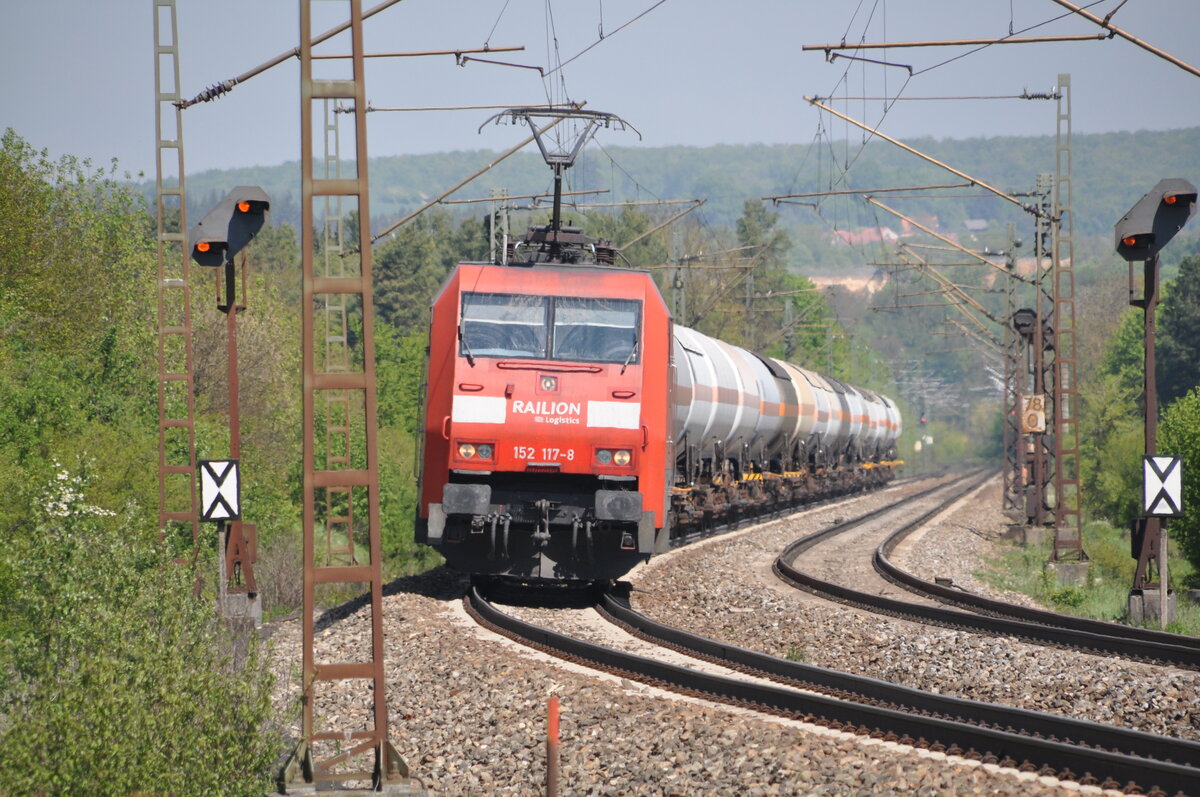 152 117-8 mit Druckgas-Kesselwagen bei Vorderdenkental am 06.05.2011.