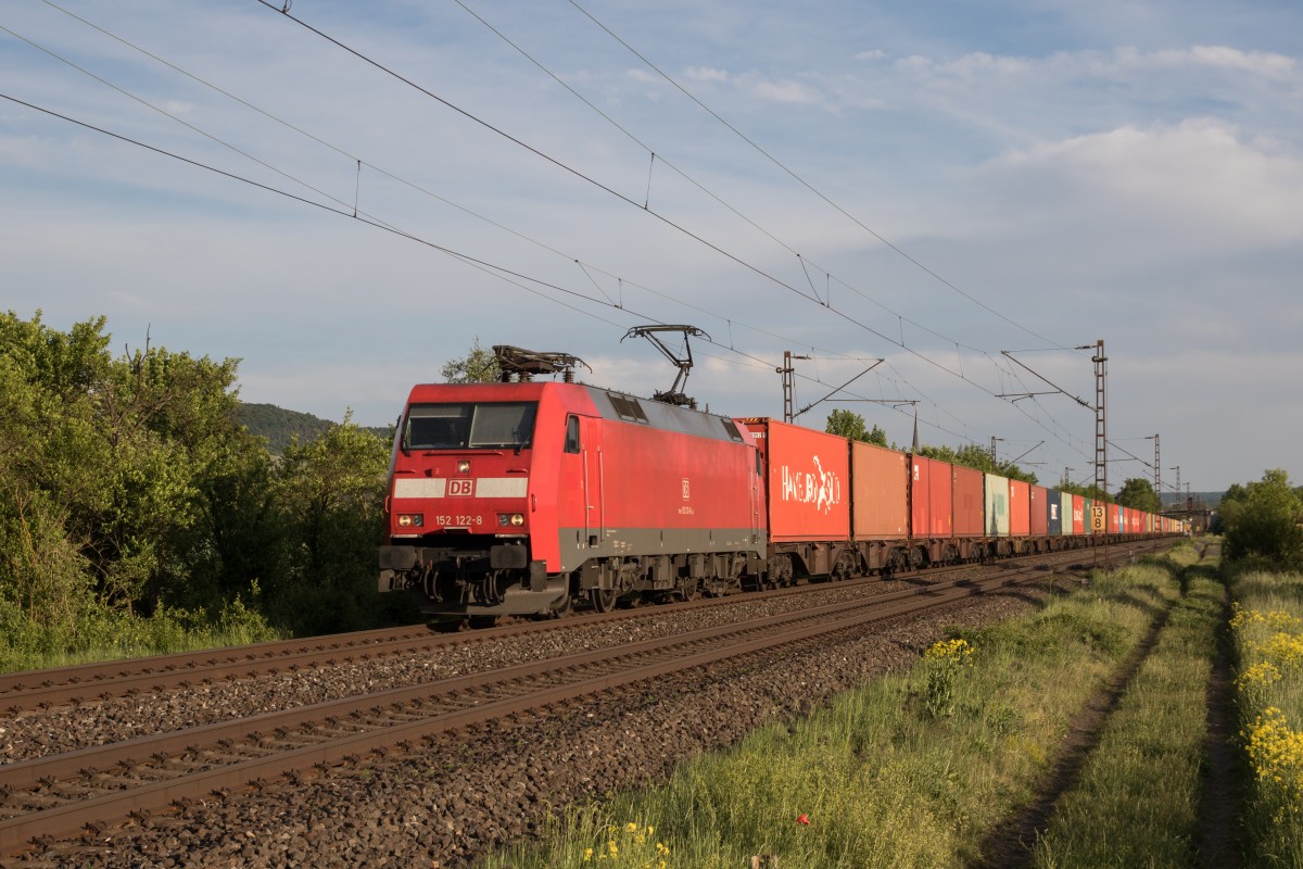 152 122-8 mit einem Containerzug aus Wrzburg kommend am 15. Mai 2015 bei Thngersheim.