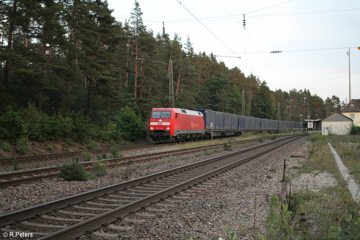 152 122-8 mit einem Containerzug bei der Durchfahrt in Ochenbruck in Richtung Nürnberg. 12.09.23