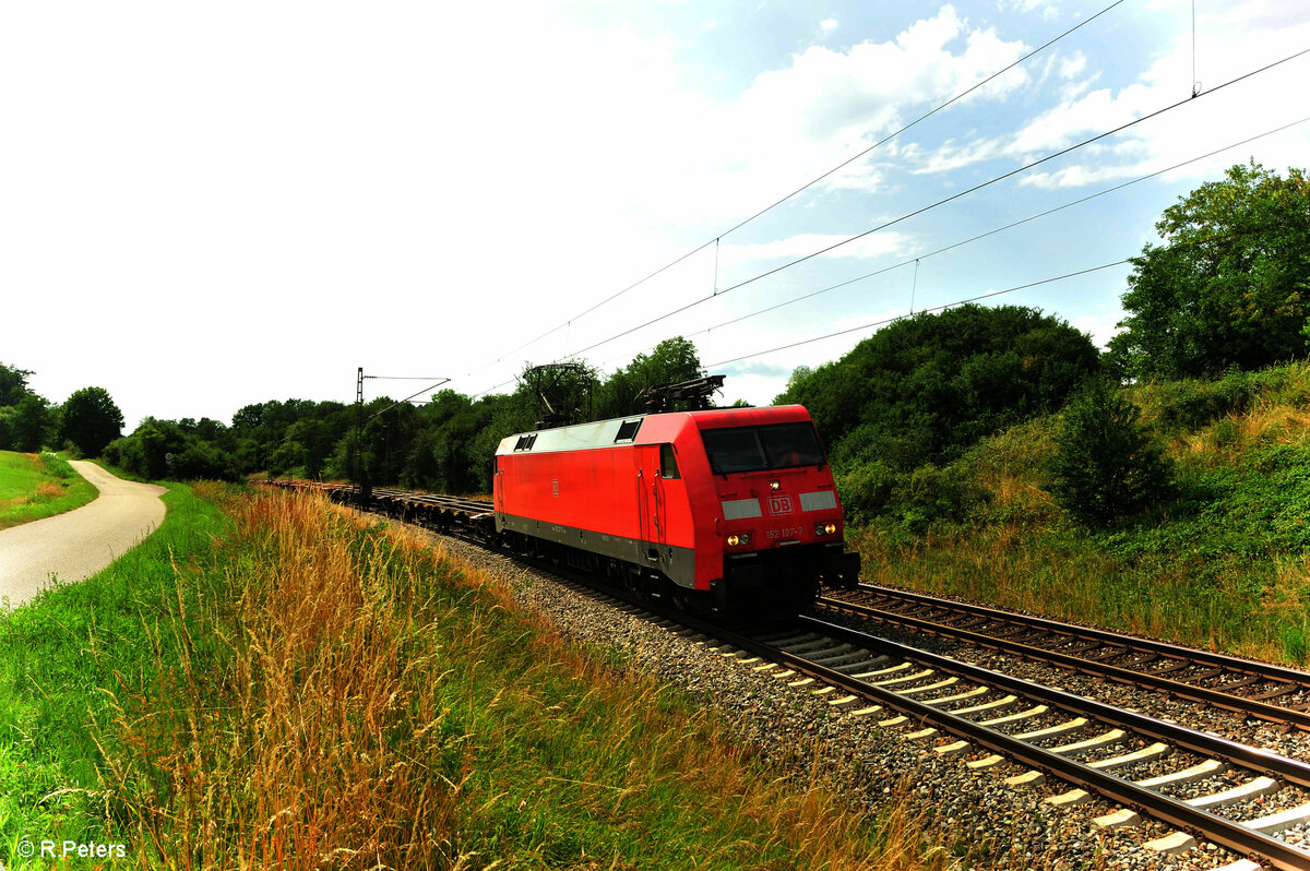 152 127-7 zieht bei Pölling ein fast leeren Containerzug in Richtung Regensburg. 16.07.23