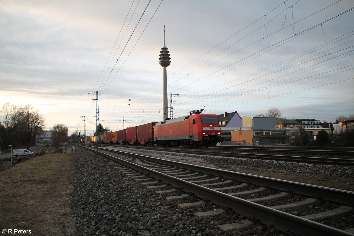 152 131-9 mit ein Containerzug in Nürnberg Hohe Marter. 02.02.24