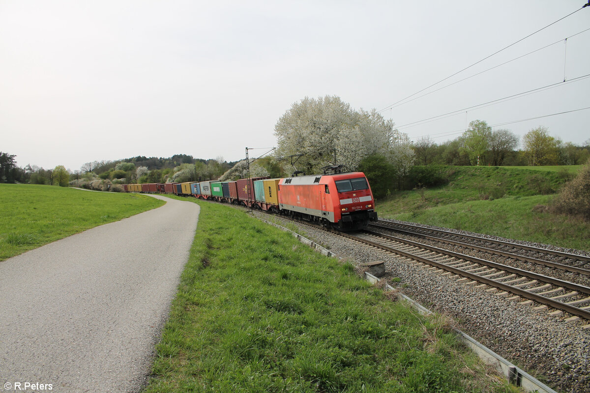 152 131-9 zieht bei Pölling ein Containerzug gen Süden. 07.04.24
