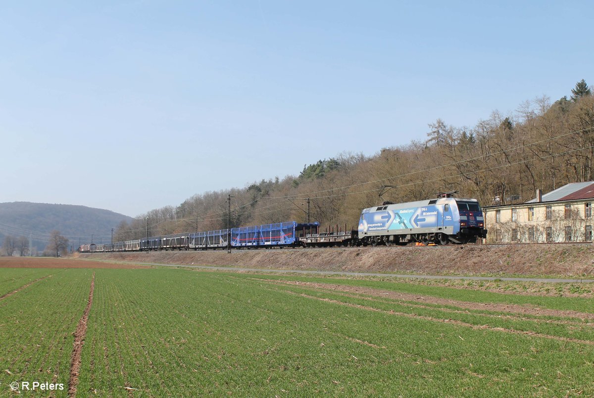 152 135-0 zieht ein gemischten Güterzug bei Gambach 16.03.17