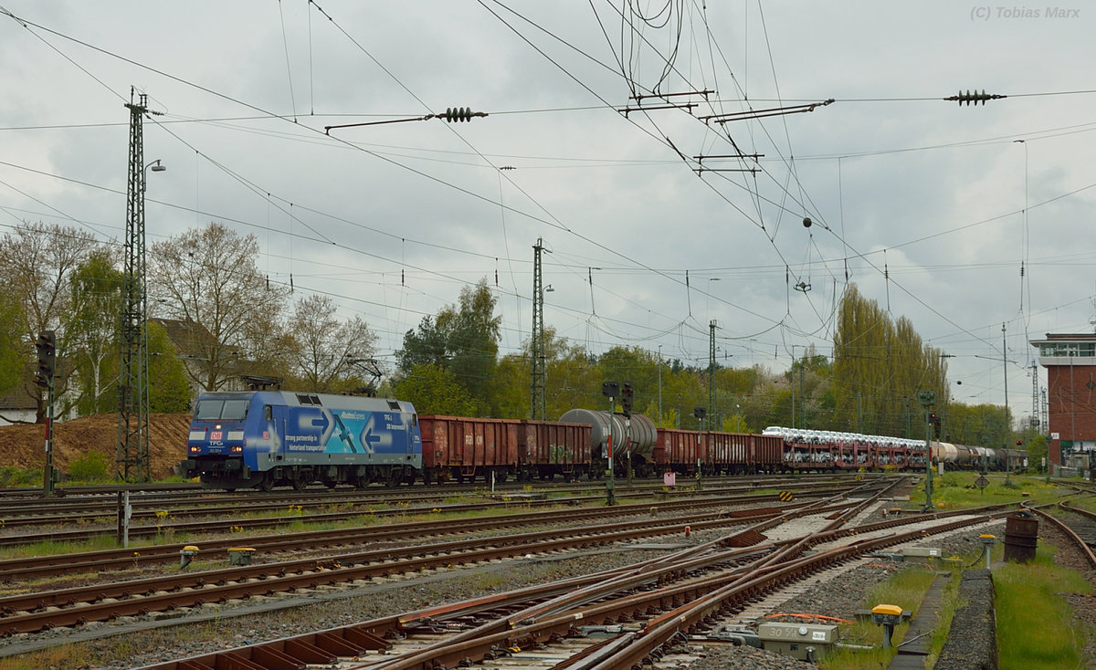 152 137 bei der Durchfahrt durch Darmstadt-Kranichstein am 23.04.2016