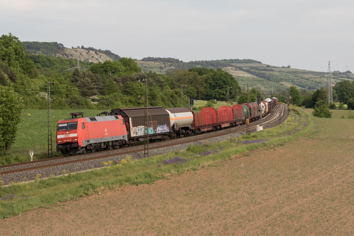 152 150-9 zieht am 14. Mai 2015 einen gemischten Gterzug bei Harrbach durch das Maintal.