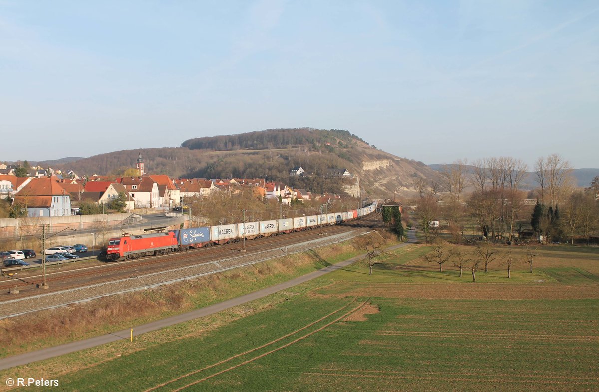 152 151-7 durch fährt Retzbach-Zellingen mit einem Containerzug. 16.03.17