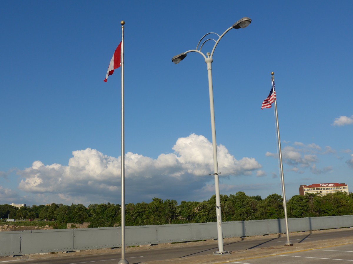 (152'842) - Die Falggen von Kanada und Amerika auf der Rainbow Br�cke am 15. Juli 2014 in Clifton Hill/Kanada und Niagara Falls/USA