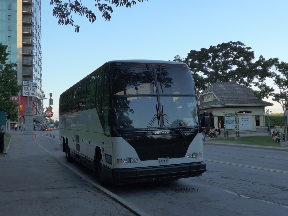 (152'875) - Zoom Tours, Toronto - 202 8BH - Prevost am 15. Juli 2014 in Clifton Hill, Niagara Falls