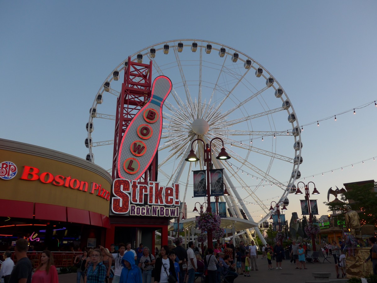 (152'904) - Im Vergn�gungsviertel von Clifton Hill am 15. Juli 2014 mit Riesenrad