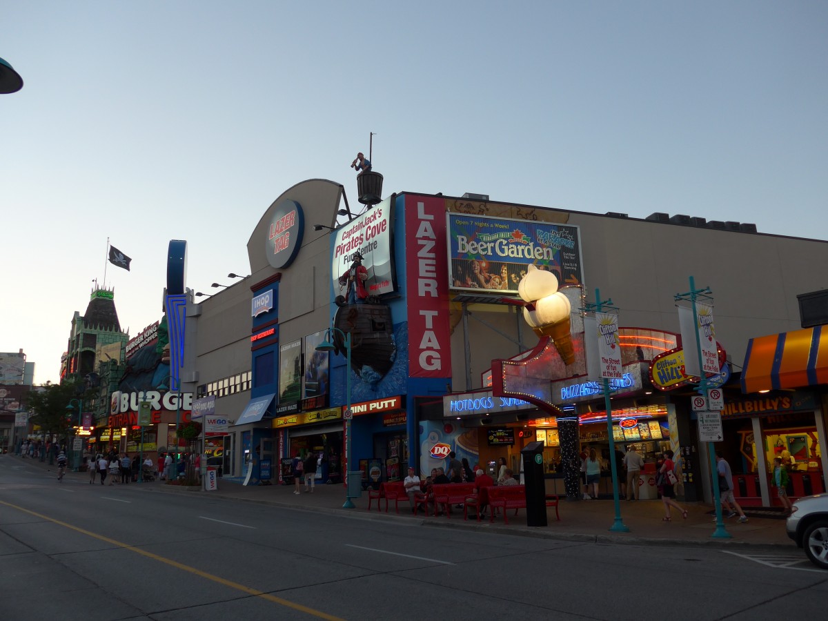 (152'905) - Im Vergn�gungsviertel von Clifton Hill am 15. Juli 2014