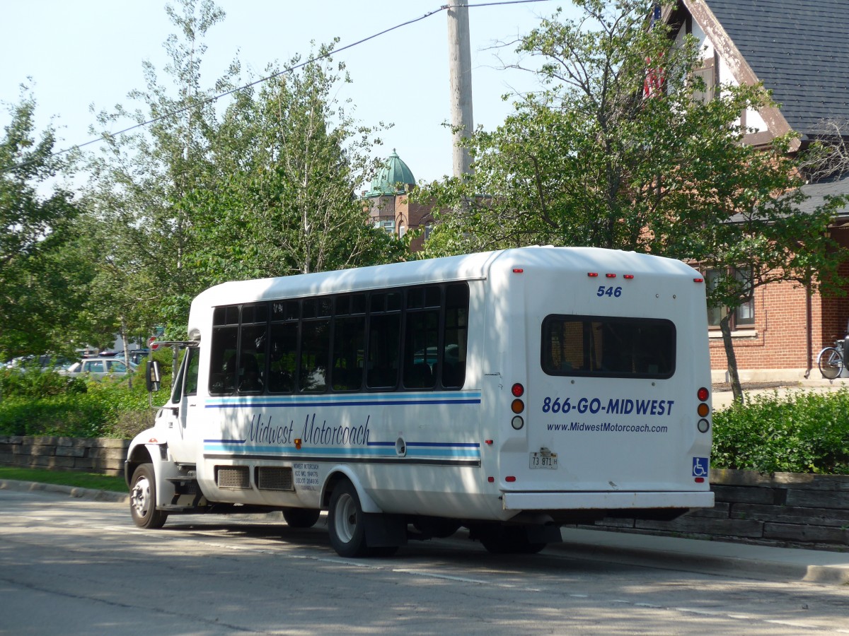 (152'986) - Midwest Motorcoach, Gurnee - Nr. 546/73'871 H - International am 17. Juli 2014 beim Bahnhof Lake Forest