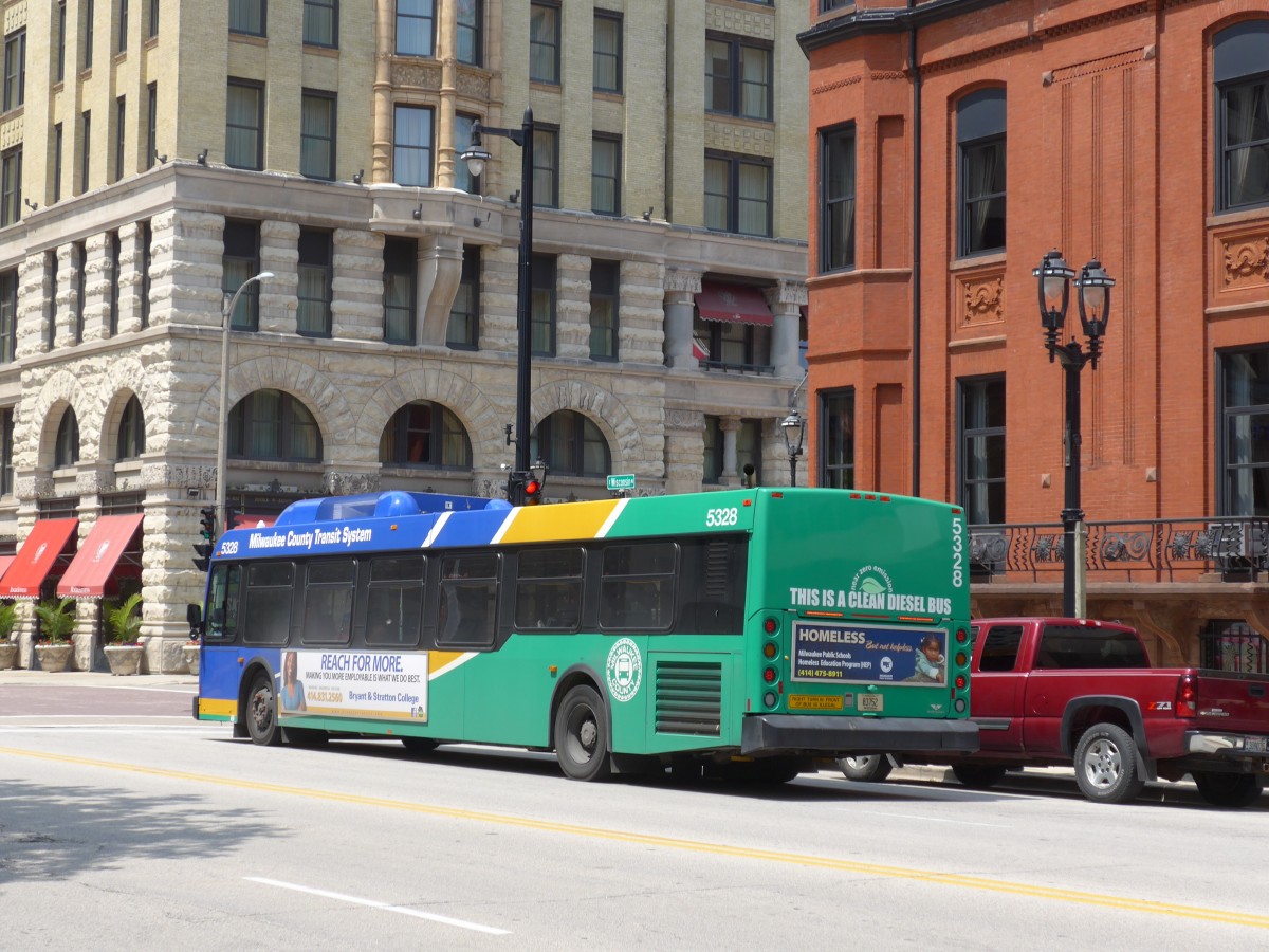 (153'012) - MCTS Milwaukee - Nr. 5328/83'752 - New Flyer am 17. Juli 2014 in Milwaukee