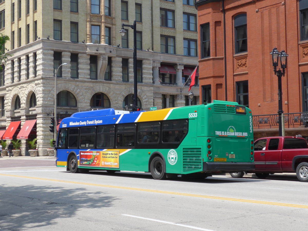 (153'016) - MCTS Milwaukee - Nr. 5533/87'624 - New Flyer am 17. Juli 2014 in Milwaukee