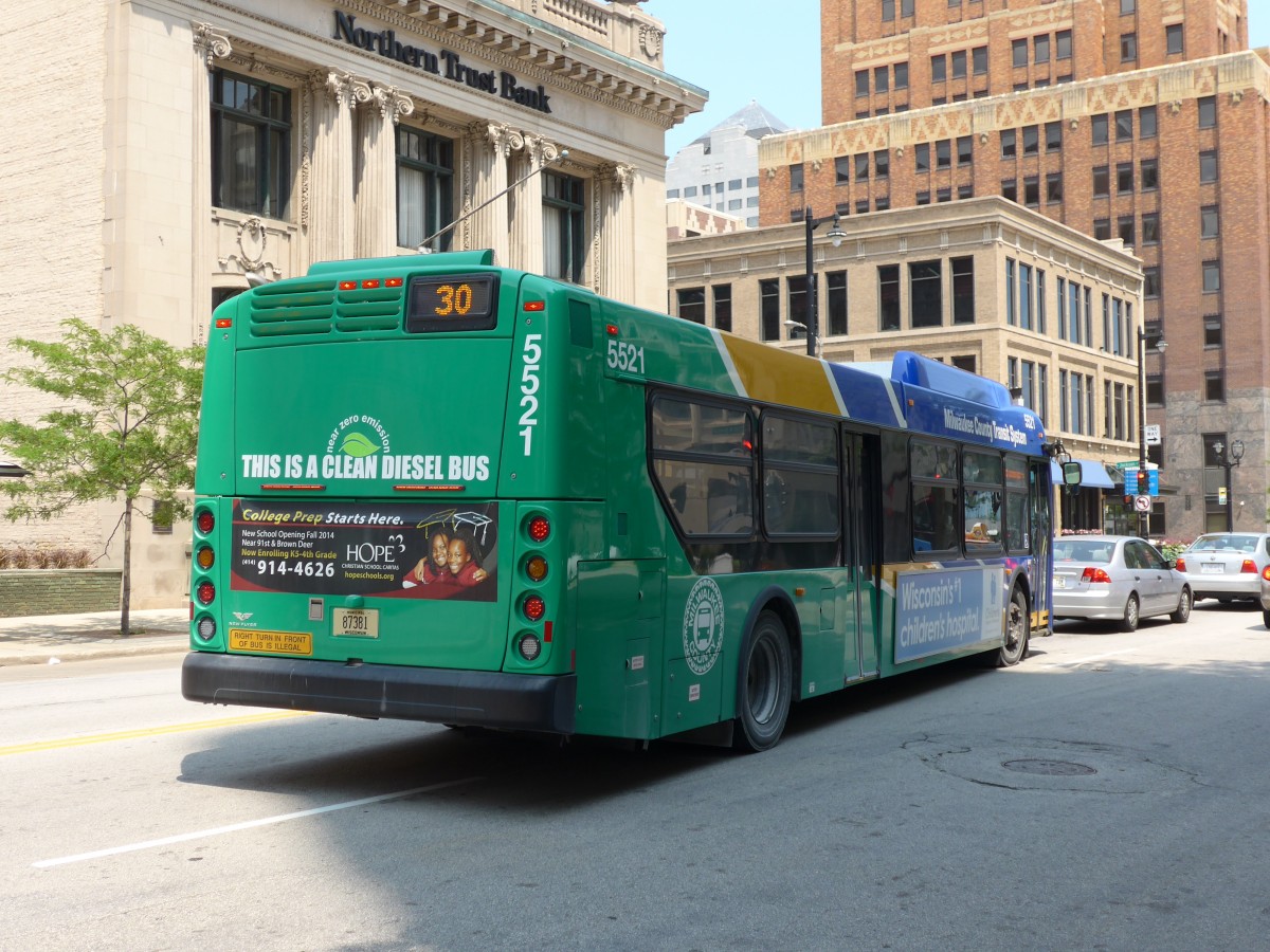 (153'062) - MCTS Milwaukee - Nr. 5521/87'381 - New Flyer am 17. Juli 2014 in Milwaukee