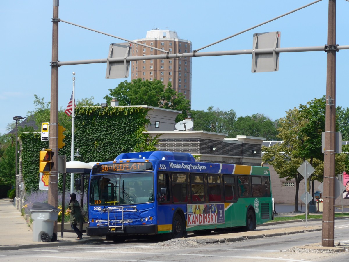 (153'078) - MCTS Milwaukee - Nr. 5325/80'746 - New Flyer am 17. Juli 2014 in Milwaukee