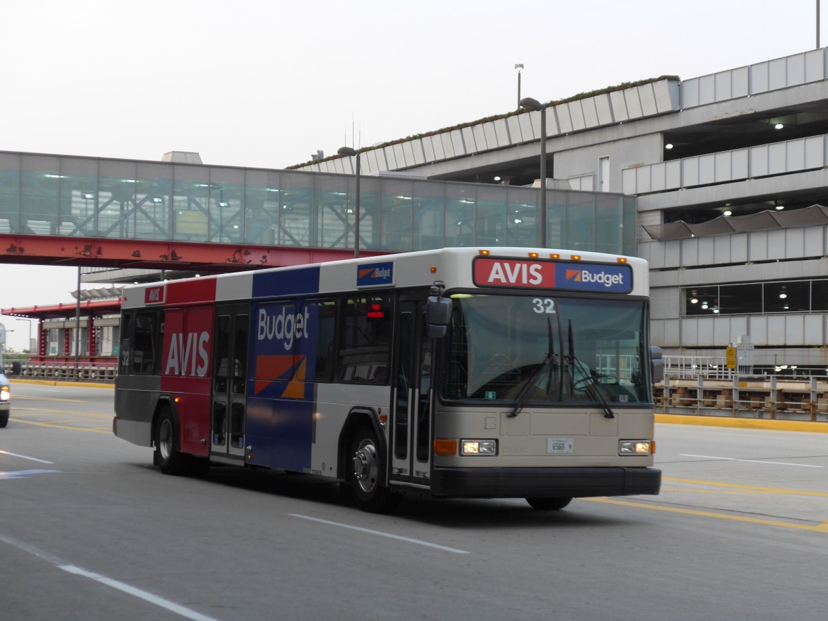 (153'292) - AVIS-Budget, Chicago - Nr. 32/6568 N - Gillig am 19. Juli 2014 in Chicago, Airport O'Hare