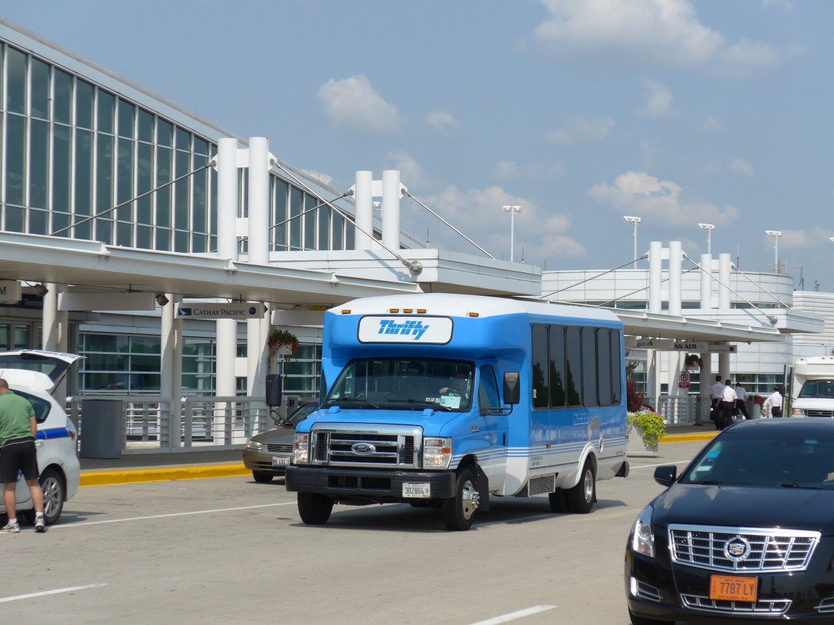 (153'360) - Thrifty, Tulsa - Nr. 82/302'884 D - Ford am 20. Juli 2014 in Chicago, Airport O'Hare