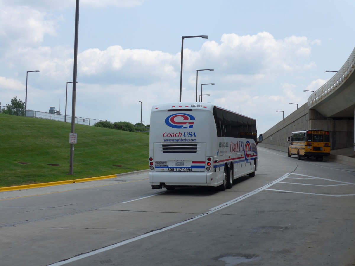 (153'394) - Van Galder, Janesville - Nr. 65'832/P 733'664 - MCI am 20. Juli 2014 in Chicago, Airport O'Hare