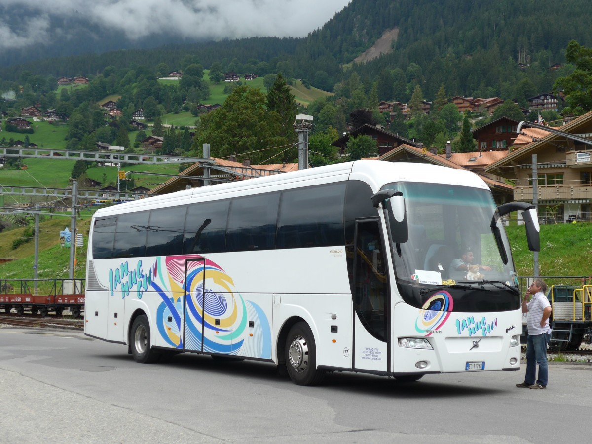 (153'588) - Aus Italien: Iannucci, Ceprano - Nr. 77/EG-112 YP - Volvo/Barbi am 3. August 2014 beim Bahnhof Grindelwald Grund