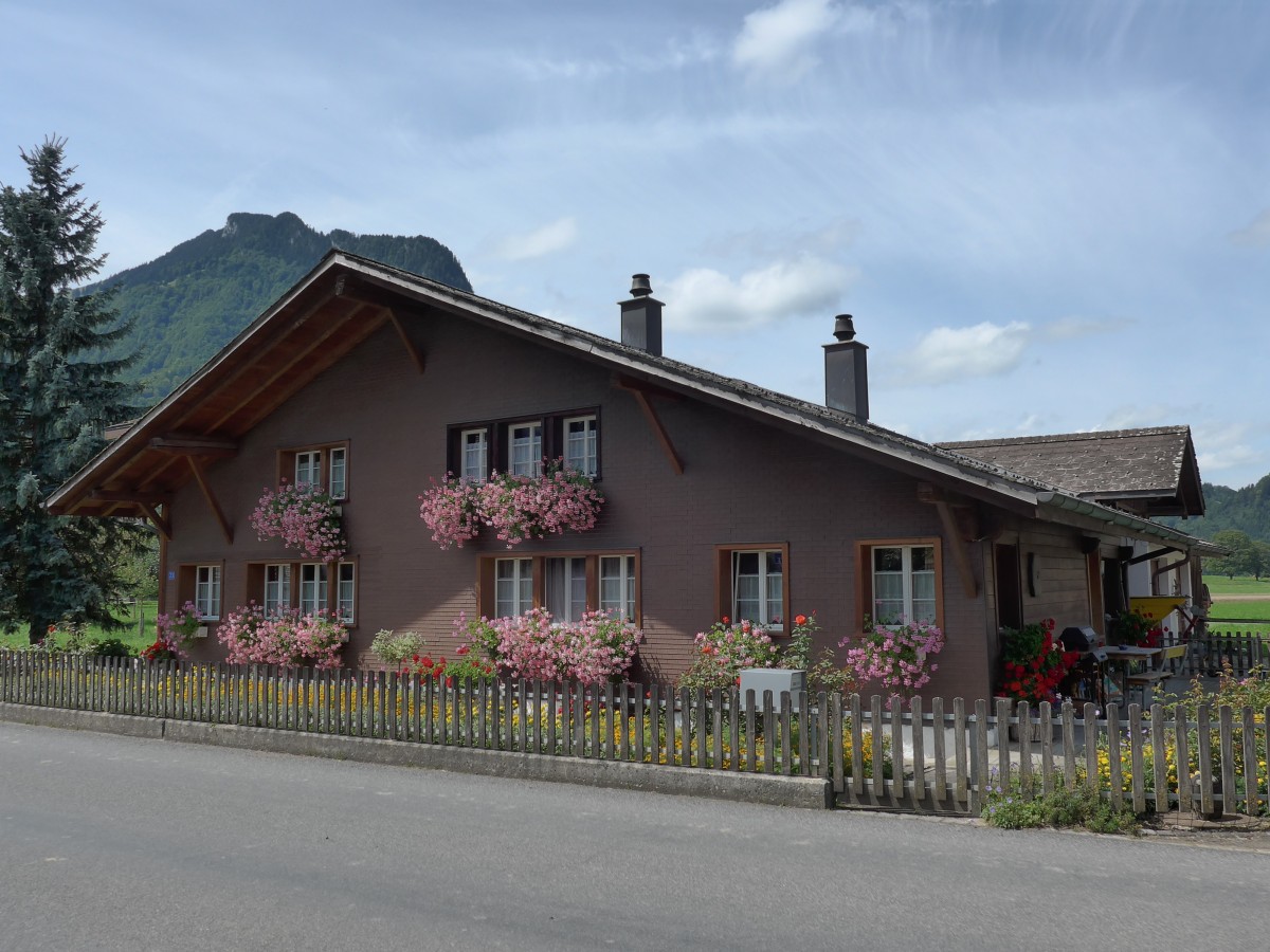 (153'975) - Blumenbeschmn�cktes Haus in Reutigen am 17. August 2014